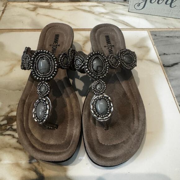 Minnetonka Women’s Suede Pewter Embellished Wedge Heel Thong Sandals Size 5 Boho - Picture 2 of 9